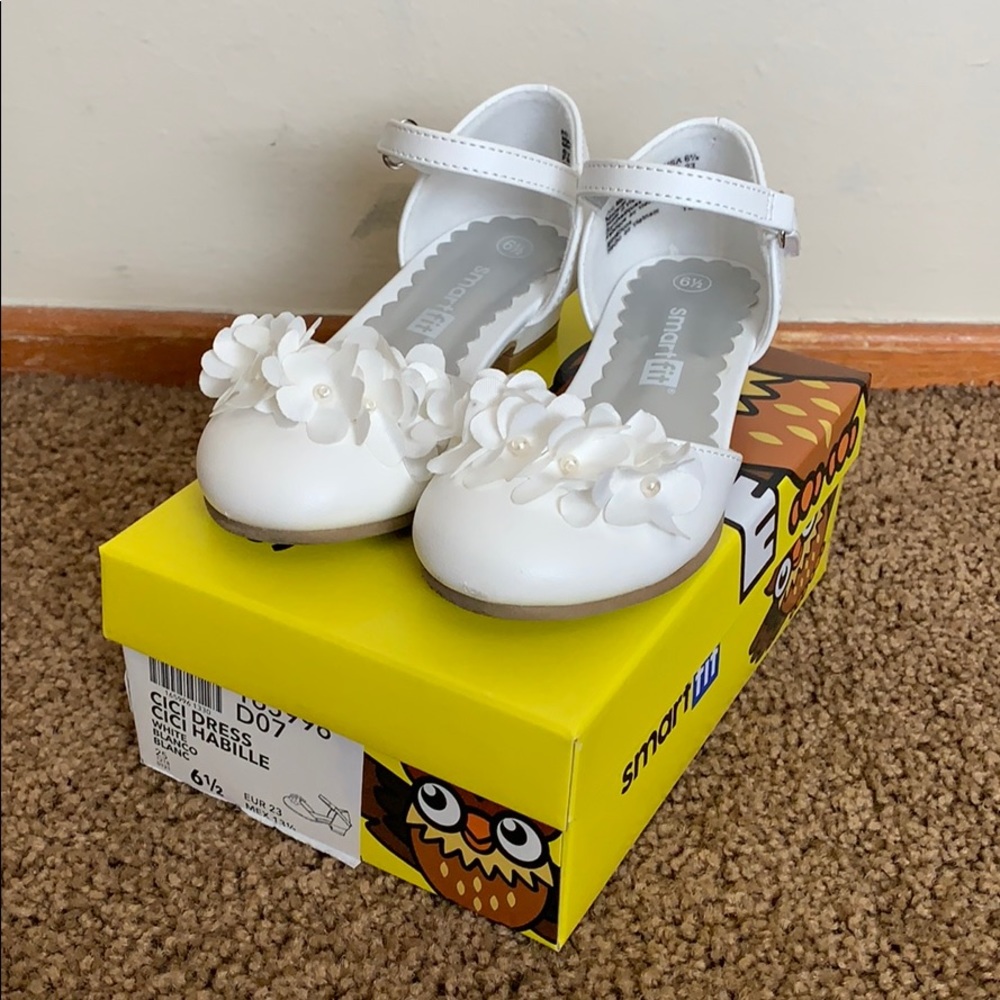 White heeled flower toddler dress shoes